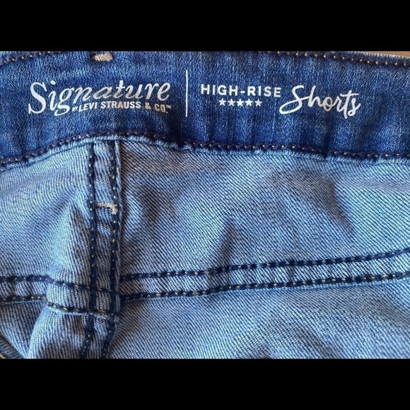 EUC Signature by Levi Strauss Jean Shorts. Size 20-w35 - Picture 5 of 7